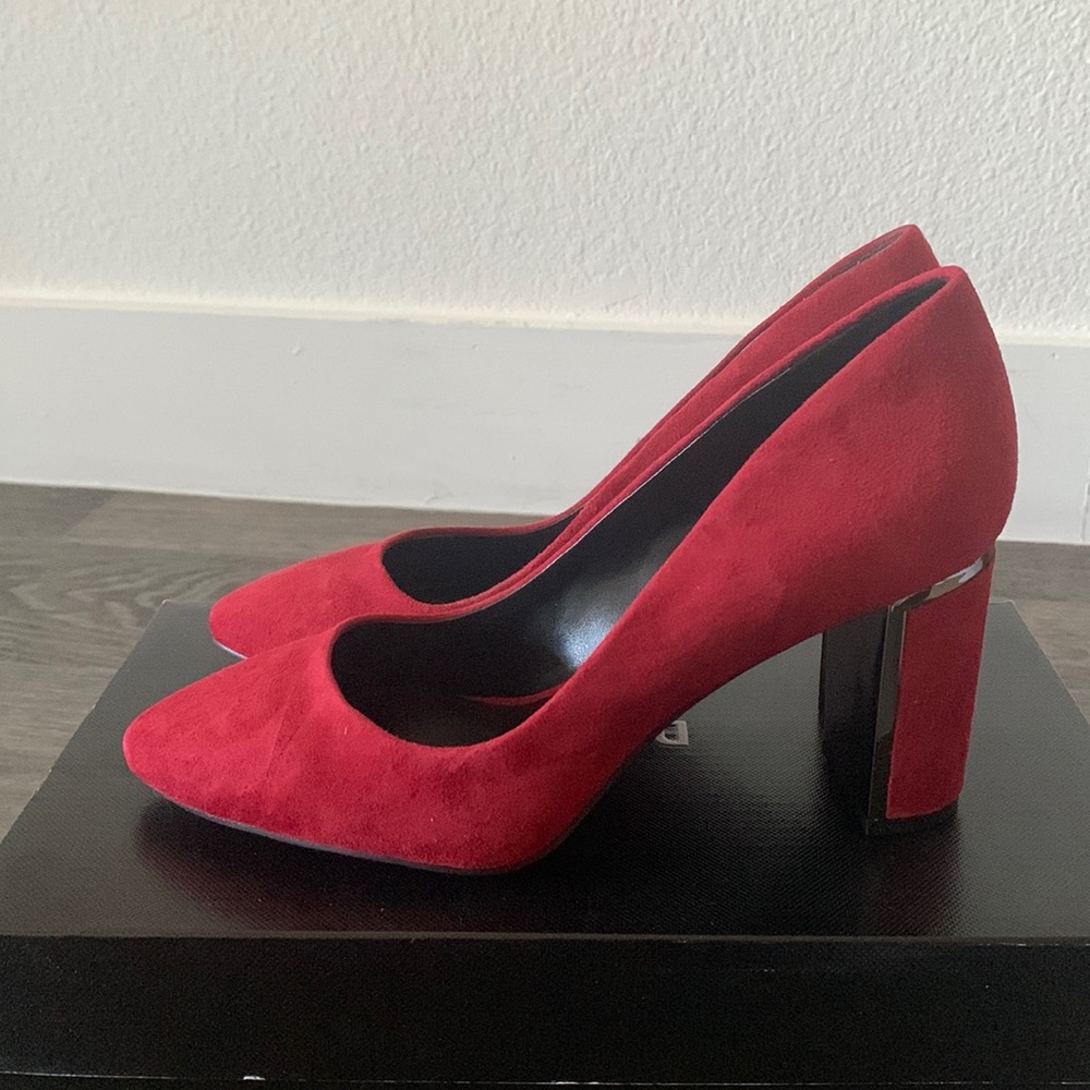 DKNY Sila Pump K30 Suede Red